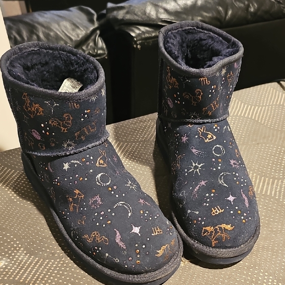 UGG Shoes - UGG Navy Faux-Fur Lined Women's Zodiac Boots. Size 7..free Shpg